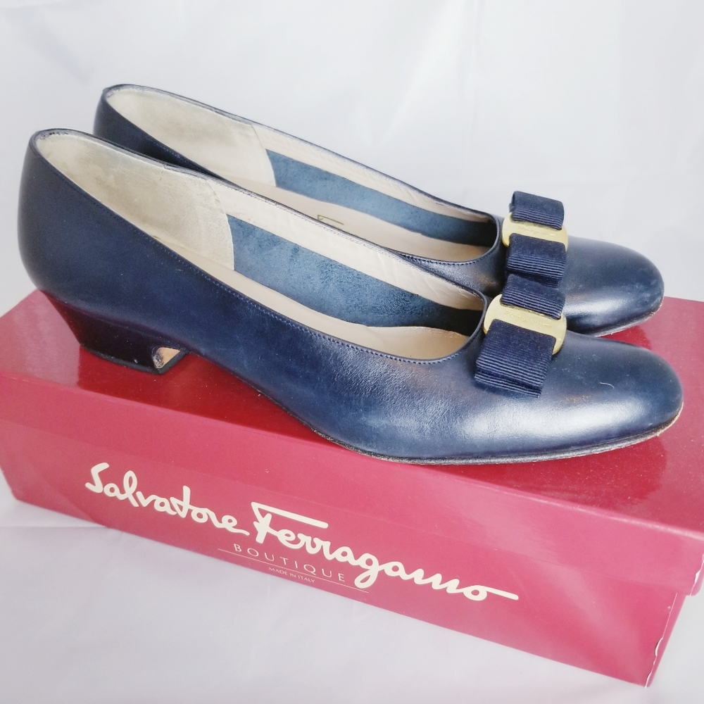 Vintage Ferragamo Vara Blue  Leather Low Pump 9AAA